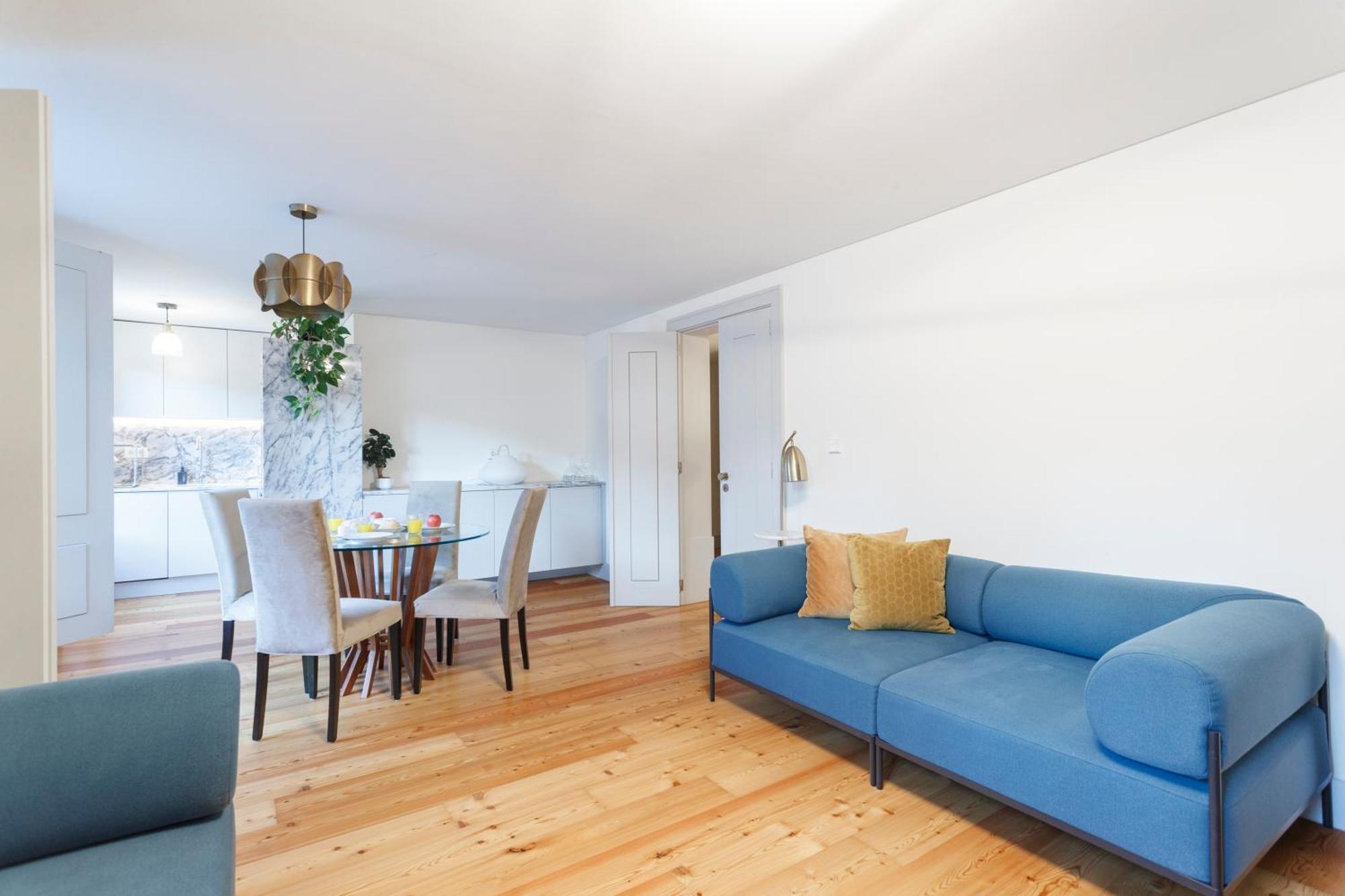 With Balcony On Rua Aurea In The Historic Center Of Baixa De *