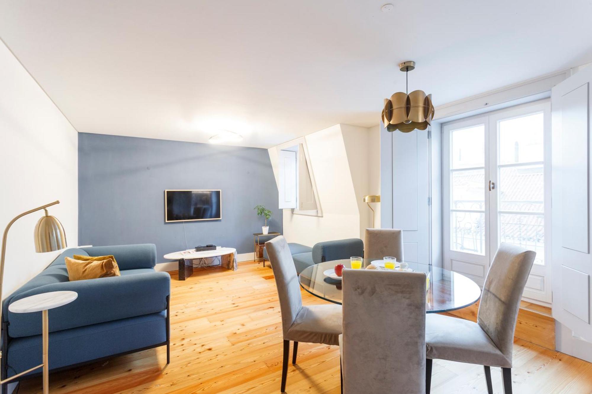 Apartment With Balcony In A Street In The Historic Center Of Downtown *